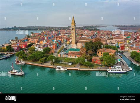 Veduta esterna della Chiesa di San Martino a Burano con il suo campanile