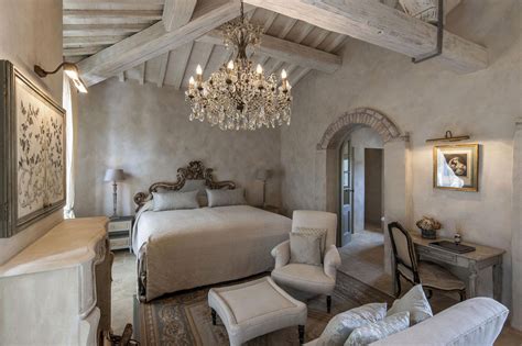 Interno lussuoso di una suite a Borgo Santo Pietro, che mostra l'attenzione ai dettagli.