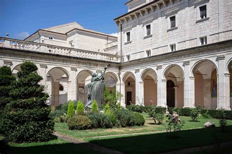 Fotografia dei chiostri interni dell'Abbazia di Montecassino