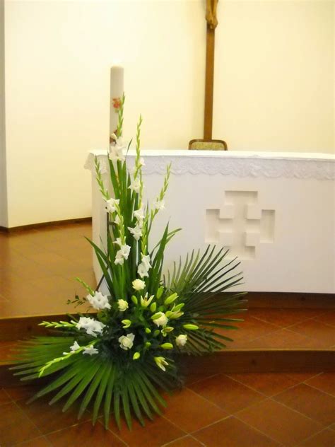 Composizione floreale sobria per altare in chiesa