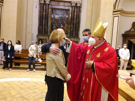 Foto di gruppo di adulti che ricevono il sacramento della Cresima in chiesa