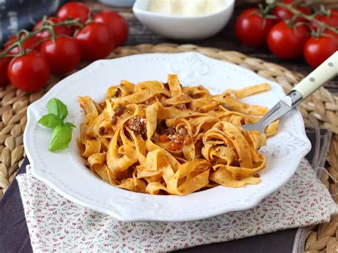 Piatto di tagliatelle con ragù rustico