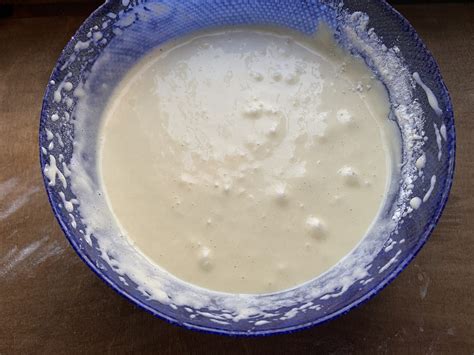 Lievitino della torta di Padre Pio in ciotola di ceramica