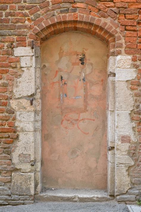 Porta murata in via Contrari, simbolo delle restrizioni del ghetto