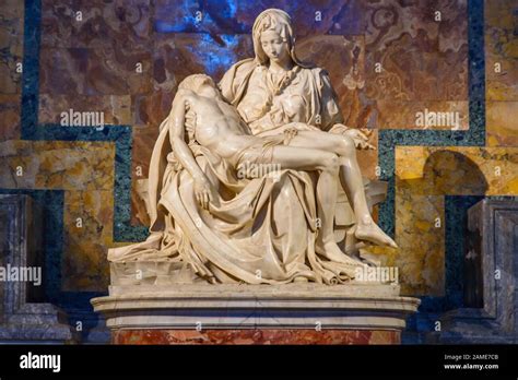 Scultura della Pietà di Michelangelo all'interno della Basilica di San Pietro