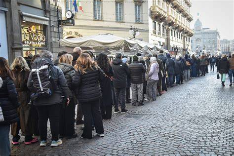 Immagine di una lunga fila di visitatori in attesa di superare i controlli di sicurezza per accedere alla Basilica di San Pietro