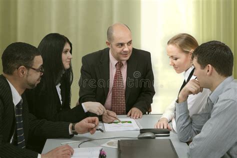 Rappresentazione artistica di persone che discutono con rispetto, simbolo di dialogo costruttivo