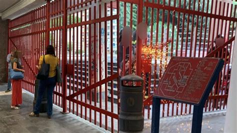 Foto della stazione Bartolo Longo con i cancelli chiusi e transenne di sicurezza