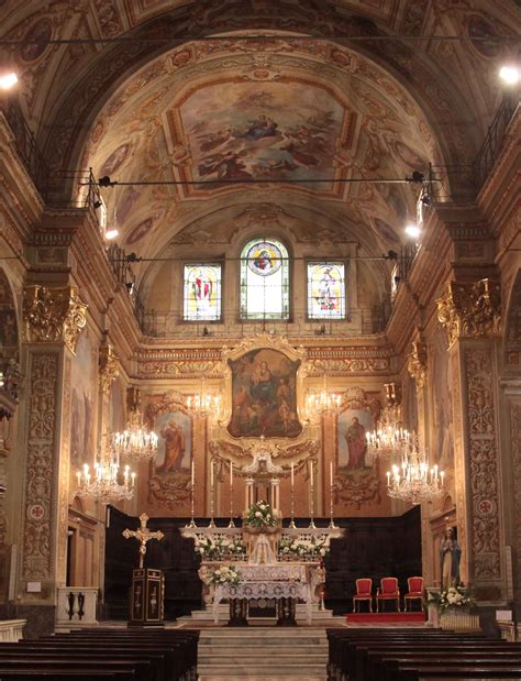 Interno della Chiesa Parrocchiale con altare maggiore e affreschi