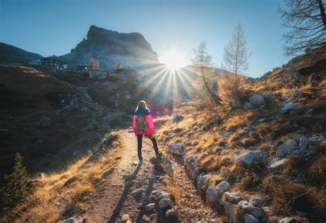 Persona vestita con abbigliamento invernale da montagna che cammina su un sentiero