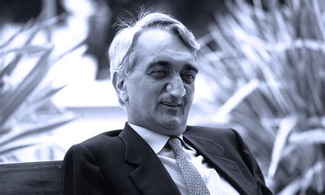 Ritratto fotografico di Don Mario Picchi, possibilmente in un momento di lavoro o riflessione.
