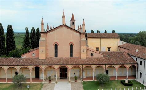 Foto panoramica del Santuario della Beata Vergine delle Grazie di Mantova.