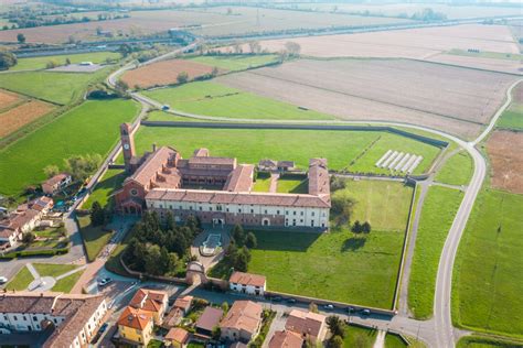 Foto aerea o panoramica dell'Abbazia di Chiaravalle della Colomba