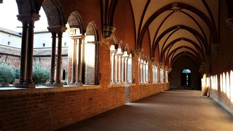 Foto del chiostro dell'Abbazia di Chiaravalle della Colomba