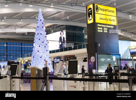 Segnaletica per i taxi all'uscita del terminal dell'aeroporto di Lourdes