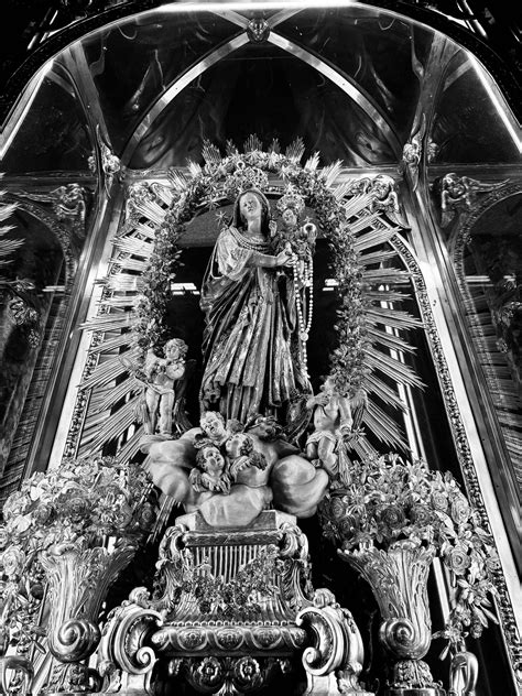 Immagine della statua dell'Addolorata venerata nel Santuario