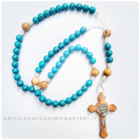 Immagine dettagliata di un rosario con perle e crocifisso