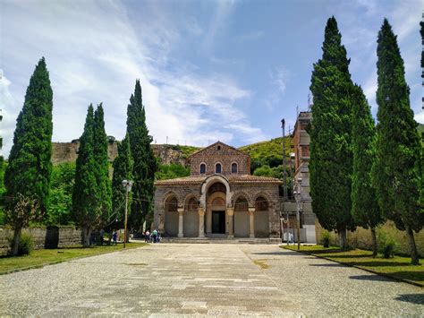 Vista panoramica dell'Abbazia di Sant'Angelo in Formis con il borgo circostante e il monte Tifata sullo sfondo