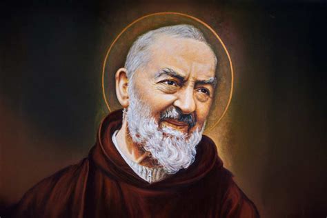 Ritratto di Padre Pio, con un'espressione serena ma intensa.