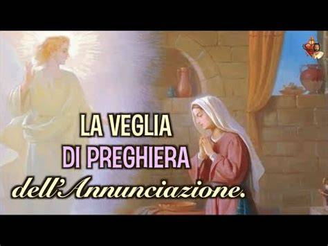 Un'immagine serena di un momento di preghiera notturna in un ambiente silenzioso e raccolto.
