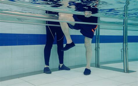 Foto di un paziente in terapia di idrochinesiterapia in una piscina riabilitativa