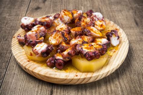 piatto di polpo alla gallega in Galizia
