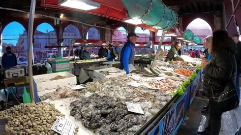 Illustrazione di un mercato del pesce tradizionale italiano con verdure e legumi
