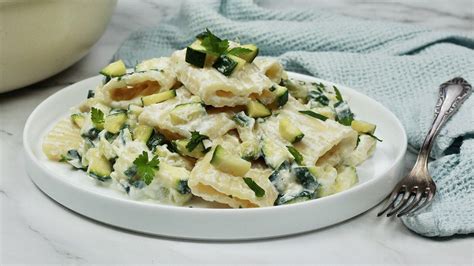 Composizione di primi piatti di magro, inclusa pasta con le sarde e spaghetti alle alici