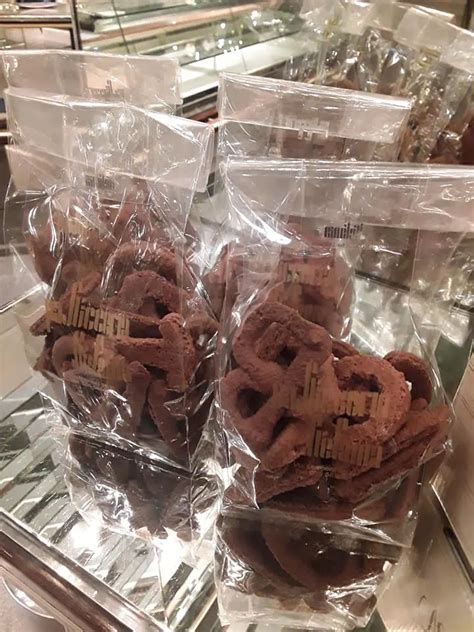 Assortimento di dolci tradizionali quaresimali italiani come maritozzi e quaresimali napoletani