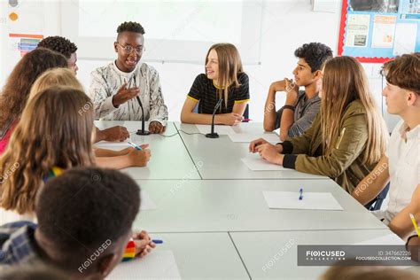 Foto di studenti impegnati in un dibattito in classe