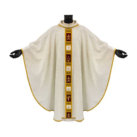 Illustrazione o foto di paramenti sacerdotali (casule) con dettagli di alta moda