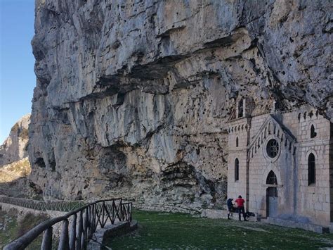 Foto dell'Eremo di San Michele Arcangelo incastonato nella roccia