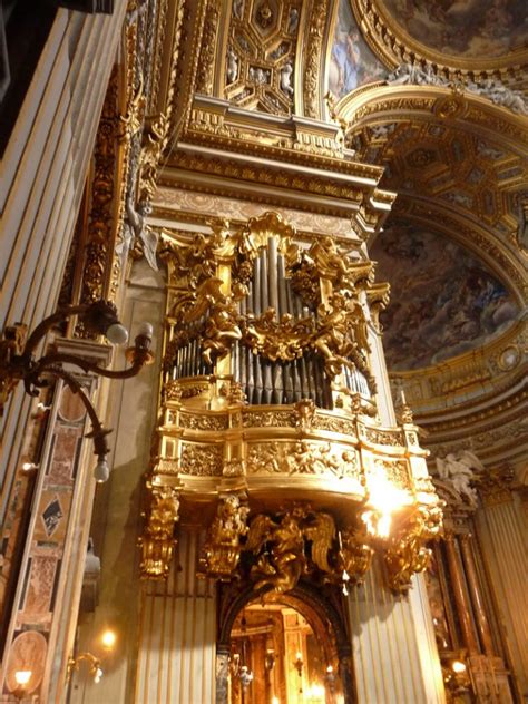 Immagine dell'organo a canne dei Fratelli Ruffatti all'interno della chiesa