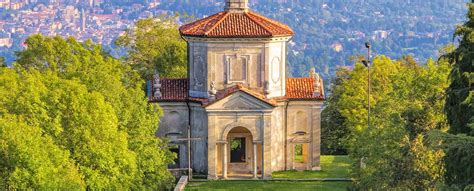 Veduta panoramica del Sacro Monte di Varese con il borgo e il santuario