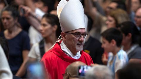 Cardinale Pierbattista Pizzaballa che parla durante un evento, con un'espressione riflessiva
