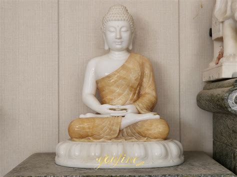 Foto di un altare domestico sereno con statua del Buddha e offerte
