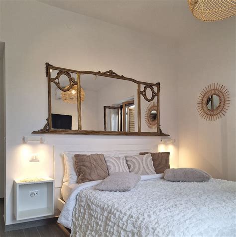 Interno di una casa con un angolo tranquillo e ben illuminato ideale per un altare