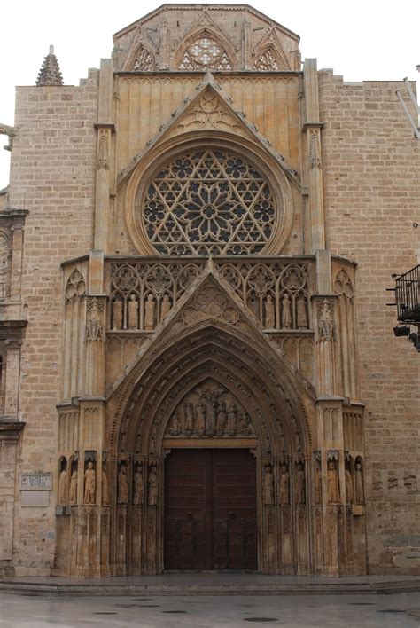 Foto dettagliata della Porta degli Apostoli della Cattedrale di Valencia con le sculture gotiche