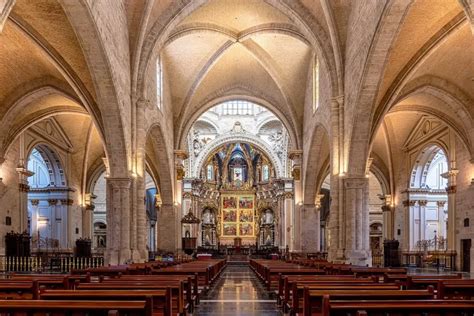 Interno della Cattedrale di Valencia con le sue tre navate e le volte a costoloni gotiche