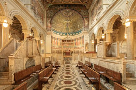Interno della Basilica di San Clemente, mostrando i diversi livelli storici