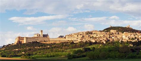 Panorama di Assisi con le sue basiliche e la campagna circostante