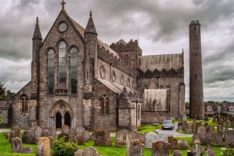 Foto panoramica della Cattedrale di San Canice con la Torre Circolare e il cimitero circostante