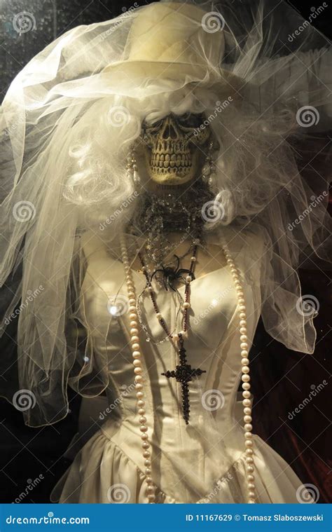 scheletro vestito da sposa in una teca