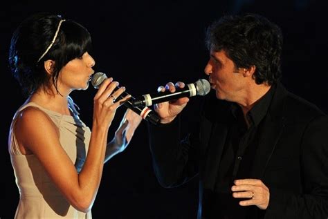 Luca Barbarossa e Raquel Del Rosario insieme sul palco di Sanremo 2011