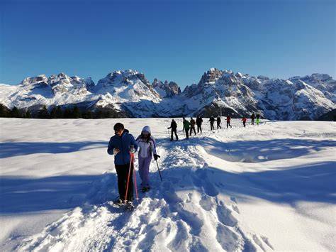 Malga Ritorto in inverno con vista sulle Dolomiti di Brenta e un cielo limpido