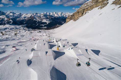 Ursus Snowpark a Madonna di Campiglio con freestyler in azione e le Dolomiti sullo sfondo