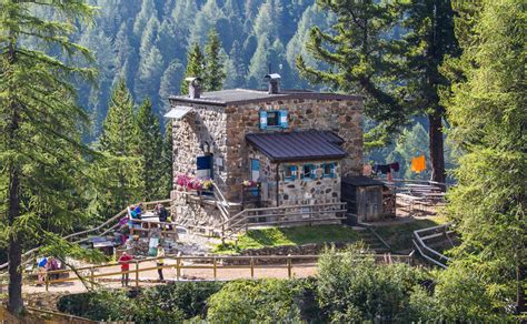 Foto esterna del Rifugio Taramelli, evidenziando la sua forma a cubo e le finestre blu