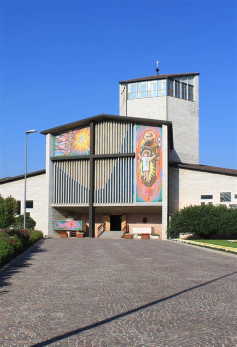 Edificio moderno dell'Opera della Provvidenza S. Antonio con elementi architettonici che suggeriscono cura e accoglienza per anziani e disabili