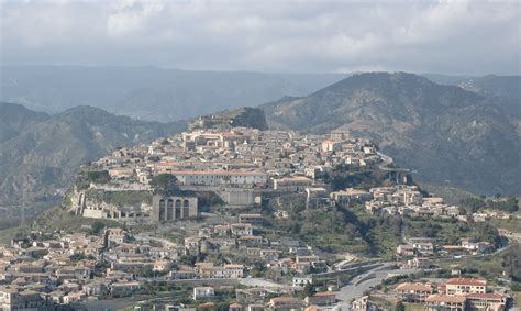 Veduta panoramica di Gerace con evidenza del patrimonio architettonico