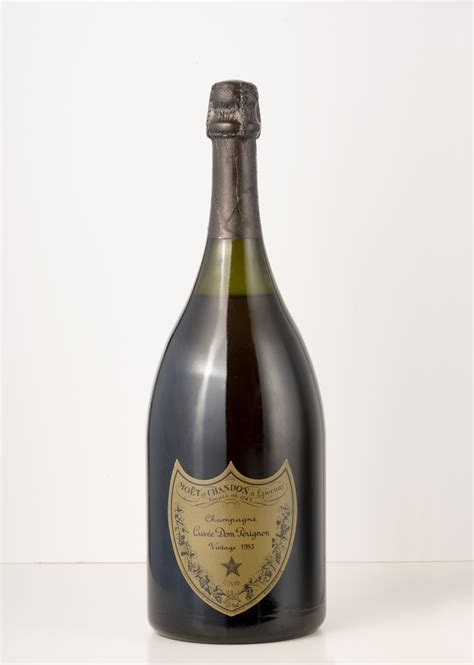 Immagine iconica di James Bond con una bottiglia di Dom Pérignon
